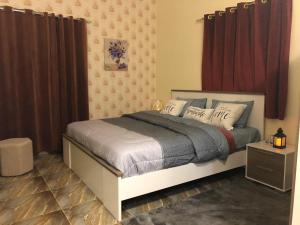 Postel nebo postele na pokoji v ubytování Qurayyat Sahil apartment