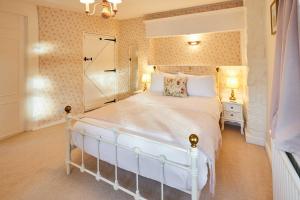 Un pat sau paturi într-o cameră la Host & Stay - Ailsa Cottage