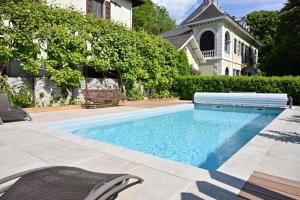una piscina davanti a una casa di Studio voûté, atypique a Chambéry