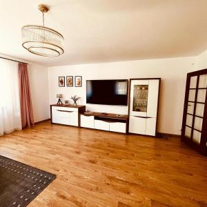 Televízia a/alebo spoločenská miestnosť v ubytovaní Apartament Rybical
