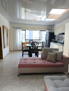 a living room with a couch and a table at Agradable y comodo apartamento en Manizales, barrio Chipre in Manizales