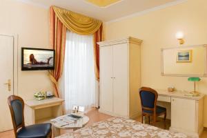 Телевизор и/или развлекательный центр в Hotel City