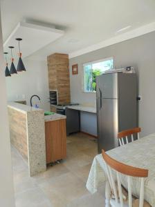una cocina con nevera y mesa en Descanso na Serra, en Areal