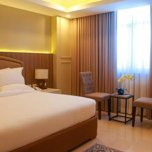 Una cama o camas en una habitación de Iloilo Gateway Hotel and Suites