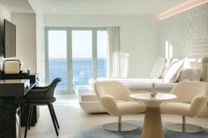 sala de estar con sofá blanco y piano en The Donna Portals, en Portals Nous 128 fotos más