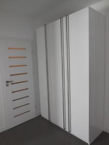 ギジツコにあるApartment Gizyckoの白いキャビネットとドアが備わる部屋