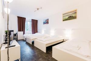 a room with two beds and a tv in it at Work & Stay apartments Solingen in Solingen