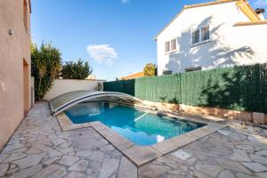 ein Swimmingpool im Hinterhof eines Hauses in der Unterkunft Villa Climatise Avec Grande Piscine in Saint-Laurent-de-la-Salanque