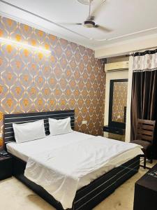 Postel nebo postele na pokoji v ubytování Hotel Omkar