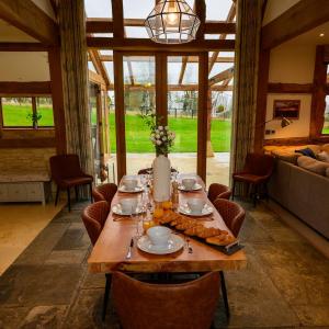 Posezení v ubytování East Barn- Luxury Countryside Home