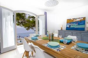 フォン・デ・サ・カラにあるCasa Blancaの木製のテーブルと椅子のあるダイニングルーム