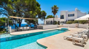 フォン・デ・サ・カラにあるCasa Blancaのスイミングプール(椅子付)、ヴィラ