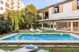 ein Swimmingpool im Hinterhof eines Hauses in der Unterkunft Villa Palma in Palma de Mallorca