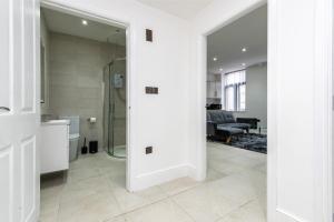 ein Badezimmer mit ebenerdiger Dusche und Glastür in der Unterkunft 1-Bed Apartment near Bradford City Centre in Bradford