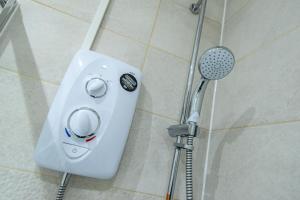 einem Duschkopf und einer Dusche in der Unterkunft 1-Bed Apartment near Bradford City Centre in Bradford