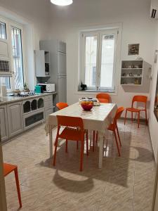eine Küche und ein Esszimmer mit Tisch und Stühlen in der Unterkunft "Zigana" tra feste Siciliane - nel centro storico della città! in Palermo