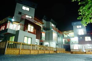 Tòa nhà nơi nhà khách tọa lạc