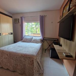 a small bedroom with a bed and a window at COP 30 Casa luxo mobiliada em condomínio in Ananindeua +35 photos