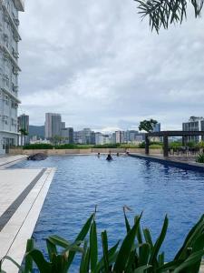 Πισίνα στο ή κοντά στο Cozy Condo with Pool & Gym Near Ayala Center