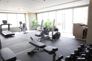 Γυμναστήριο ή/και όργανα γυμναστικής στο Cozy Condo with Pool & Gym Near Ayala Center