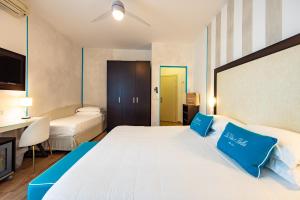 A bed or beds in a room at UNAHOTELS Imperial Sport Hotel