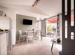 Et tv og/eller underholdning på Camping 4 étoiles - Parc aquatique - ccaffga