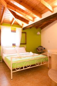 A bed or beds in a room at Hotel Zefi