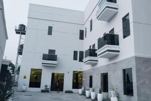 Afbeelding uit fotogalerij van The Manor Hotel by Luckzi in Owerri
