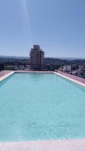 ein großes Schwimmbad auf einem Gebäude in der Unterkunft Centro Carlos Paz Cibeles in Villa Carlos Paz