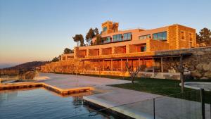 un bâtiment avec une piscine d'eau devant lui dans l'établissement Pedra Pura Resort, à Chaves