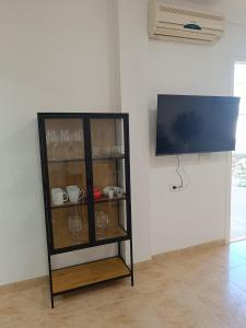 A television and/or entertainment centre at Vera Natura Apartamento Iker