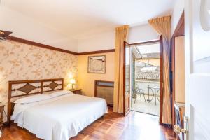sypialnia z łóżkiem i balkonem w obiekcie Hotel&Ristorante Miramonti Palazzo Storico w mieście Rieti +37 zdjęć