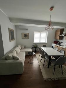 a living room with a couch and a table at Apartament B&B Cajvana in Cajvana