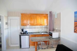 A kitchen or kitchenette at Bungalows Los Arcos