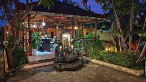 ein Gebäude mit vielen Bäumen und Pflanzen in der Unterkunft Keyani Bungalows Lovina in Lovina
