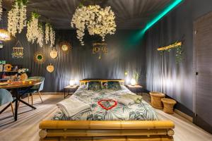 Postel nebo postele na pokoji v ubytování Sweet Uni'vert Jacuzzi + 12 fotografií