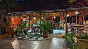 Ein Garten an der Unterkunft Keyani Bungalows Lovina