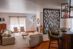 a living room with a couch and chairs at Quinta Vale Lameiros in Abraã
