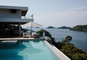 una piscina con vista al agua en Umurobyi Lodge, en Kibuye