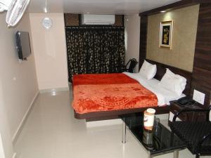 En eller flere senger på et rom på Hotel Okasu