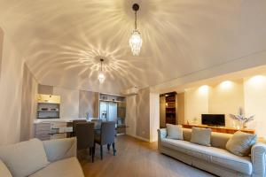 アラッシオにあるLa Casa di Via Colombo 6のソファとテーブルのあるリビングルーム