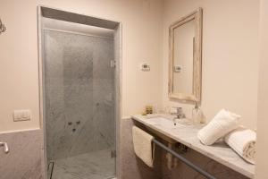 アラッシオにあるLa Casa di Via Colombo 6のシャワーと洗面台付きのバスルーム +45枚の写真