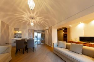 アラッシオにあるLa Casa di Via Colombo 6のソファとテーブルのあるリビングルーム