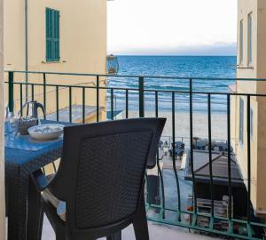 アラッシオにあるLa Casa di Via Colombo 6の海を望むバルコニー(黒い椅子付)