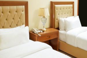 Postel nebo postele na pokoji v ubytování Faletti's Grand Hotel Gujranwala