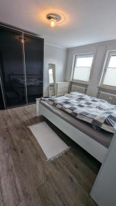 ein Schlafzimmer mit einem großen Bett und einem Fenster in der Unterkunft Garten 2-Zimmer WHG in Bestlage in Rottach-Egern, 400m vom See in Rottach-Egern