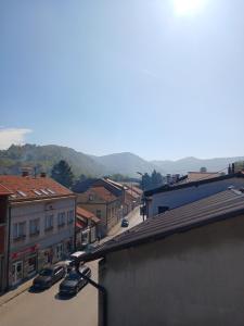 Una vista de una ciudad con coches aparcados en una calle. en Moonlight House, en Visoko