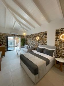 Postel nebo postele na pokoji v ubytování Trocadero Luxury Suites