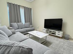 TV at/o entertainment center sa Lake View 1br apartment JLT 1 min to metro