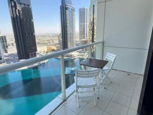 Swimming pool sa o malapit sa Lake View 1br apartment JLT 1 min to metro